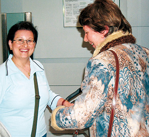 Bernadette Schingale (rechts) empfängt Maria am Flughafen Nürnberg (November 2004)